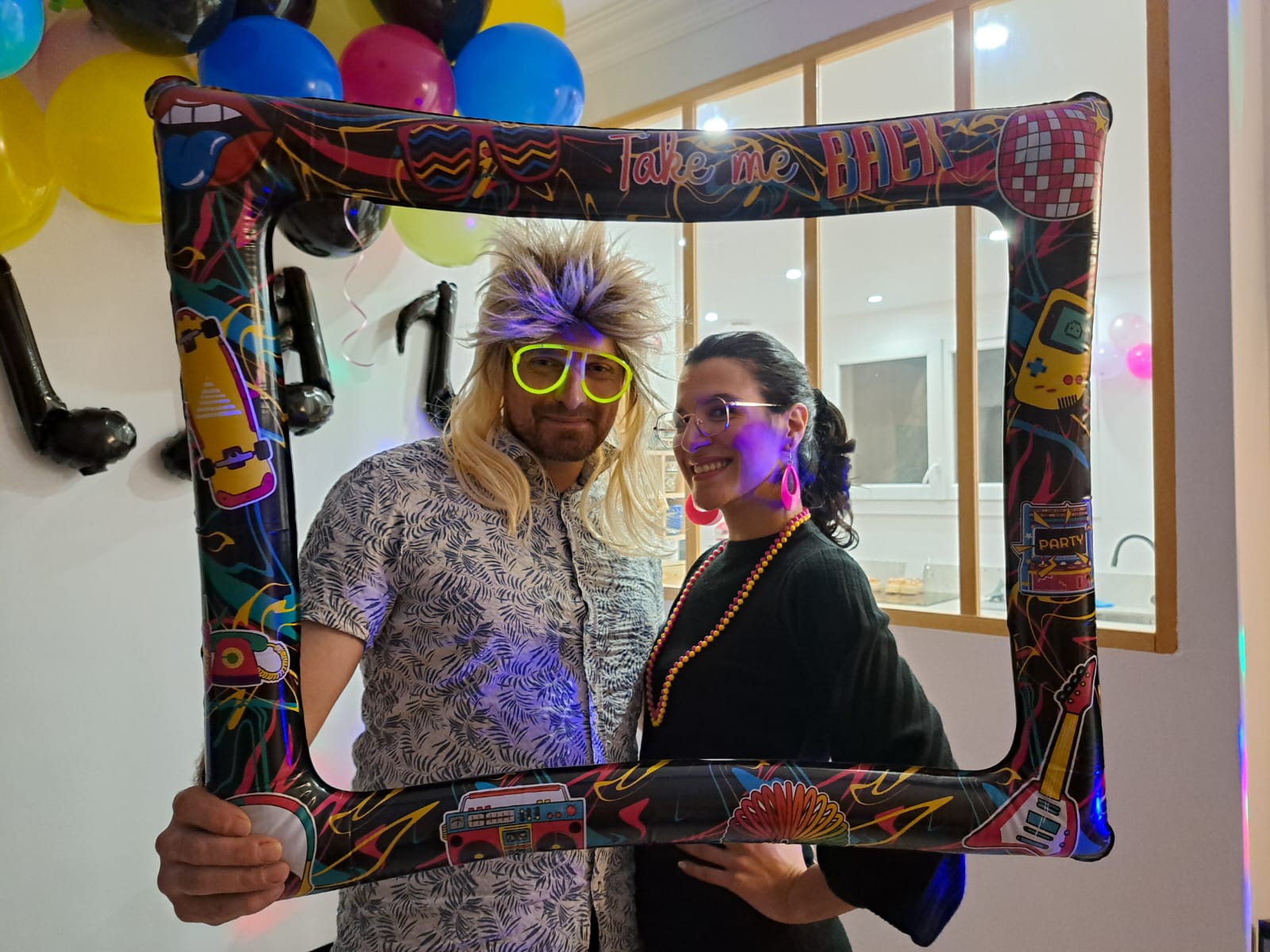 Zineb et Vincent en costumes
