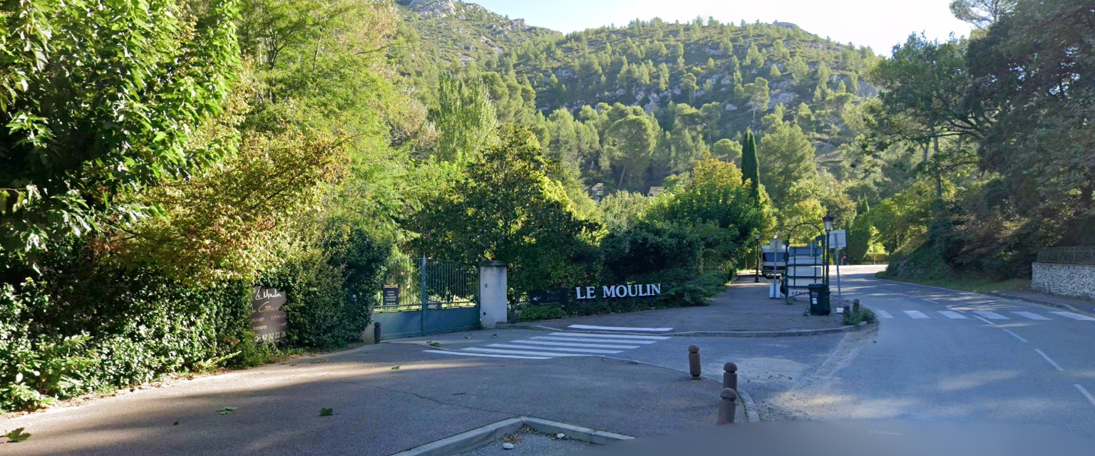 Entrée et parking du Moulin de Gémenos